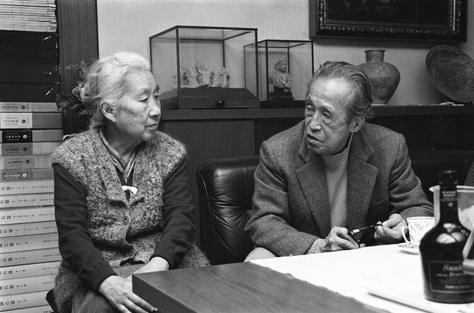 ノーベル文学賞の発表を待つ井上靖氏（右）と夫人のふみさん（1988年10月13日、東京・世田谷区の自宅）